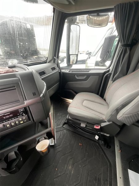 2023 Volvo  4V4NC9EHXPN310965