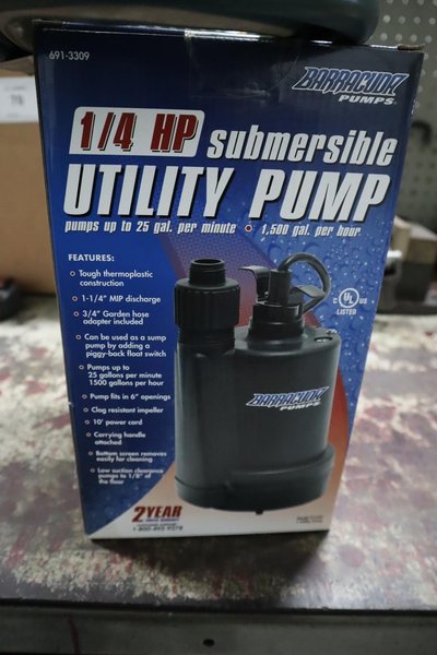 Barracuda 1/4 HP Submersible Utility Pump 25GPM W/ 10 Hose- Auction Item