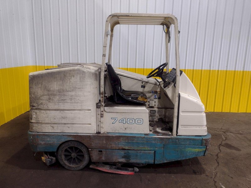 TENNANT 2400 FLOOR SCRUBBER: STOCK #18641