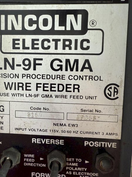 LINCOLN IDEALARC PULSE POWER 500 WELDER W/ BOOM AND LINCOLN LN-9F WIRE FEEDER. STOCK #0627922.