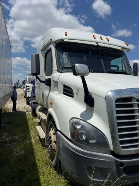 Freightliner Cascadia 125 Sleeper Truck, 2016 – Class 8 Semi, Detroit DD15, 72” Sleeper, Tandem Axle Road Tractor