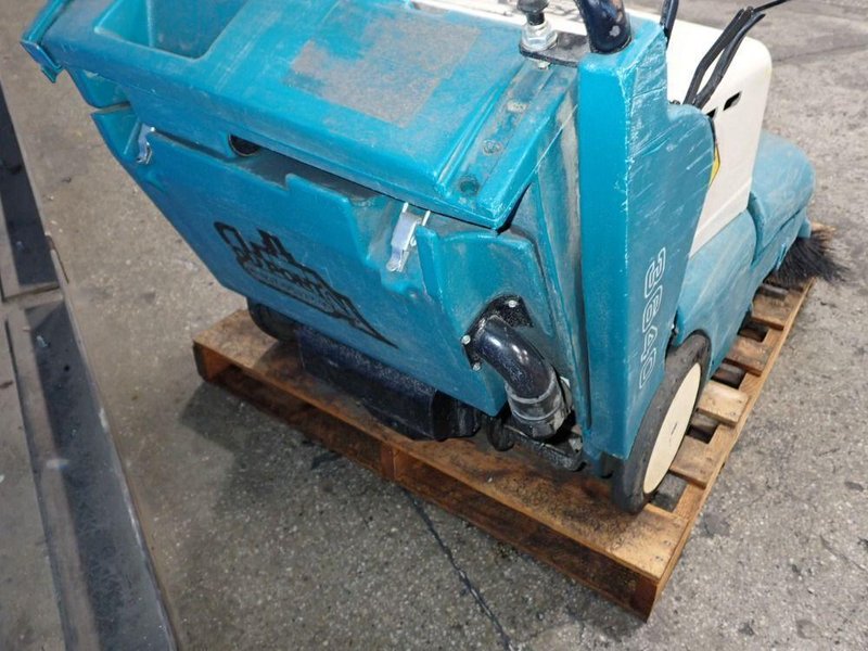 TENNANT 32" FLOOR SWEEPER  -  3640