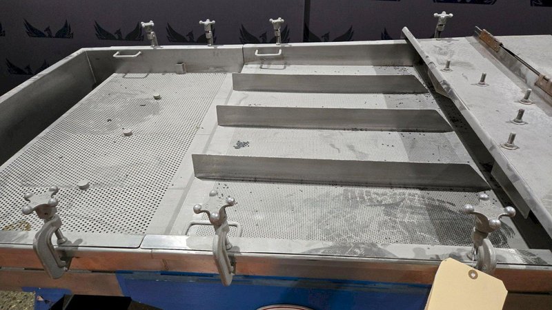 WITTE  LINEAR VIBRATING SCREEN TABLE 700 – 900 RPM  USED