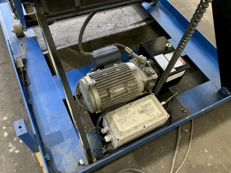 3300 LB GLOBAL INDSUTRIAL HYDRAULIC SCISSOR LIFT TABLE : STOCK #81179