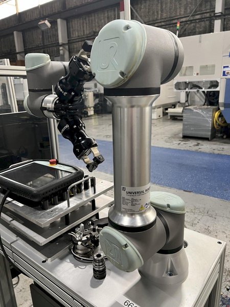 Universal Robots UR5e Cobot With Parts loading base/station. New-2020