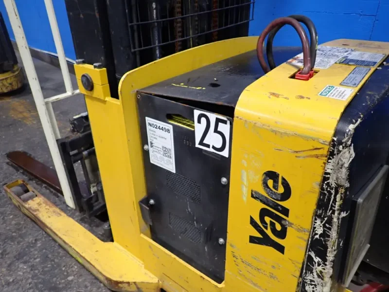 YALE 2800 LBS ELECTRIC STRADDLE LIFT  -  MRW030LEN24TE078