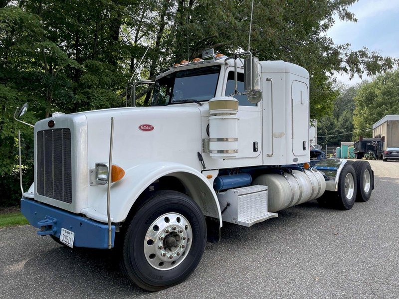 2011 Peterbilt 367 Flat Top 
w/36” Sleeper and an Air Compressor