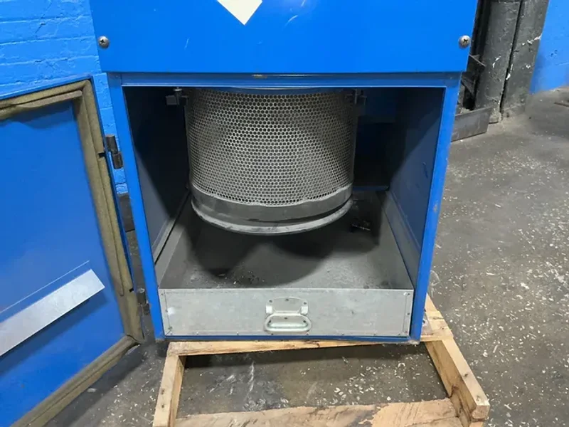 DONALDSON 21.5” X 28” X 5” DUST COLLECTOR  -  VS 550