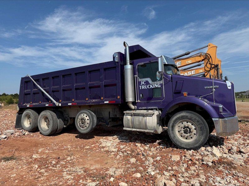 Kenworth T800 Dump Truck, 2004 – Cummins Diesel, 8LL Transmission, 18′ Steel Body