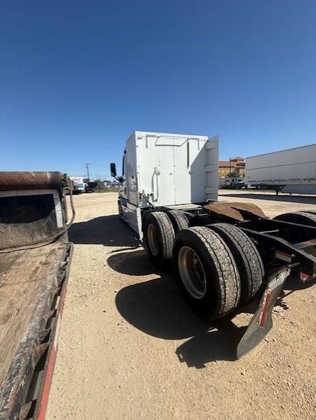 Freightliner Cascadia Day Cab LNG, 2015 – Cummins ISX12 G 400 HP, 10 Speed, Natural Gas Tractor