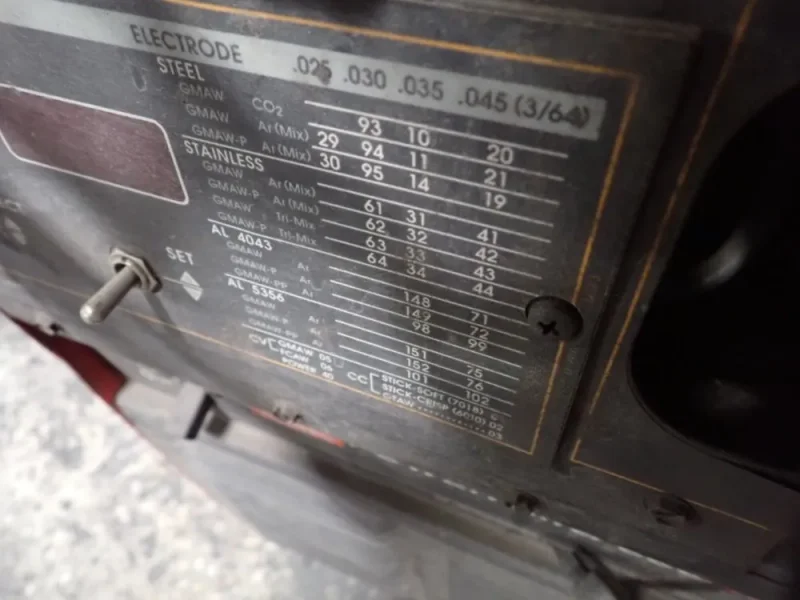 LINCOLN ELECTRIC 350 A WELDER   -  POWER MIG 350MP