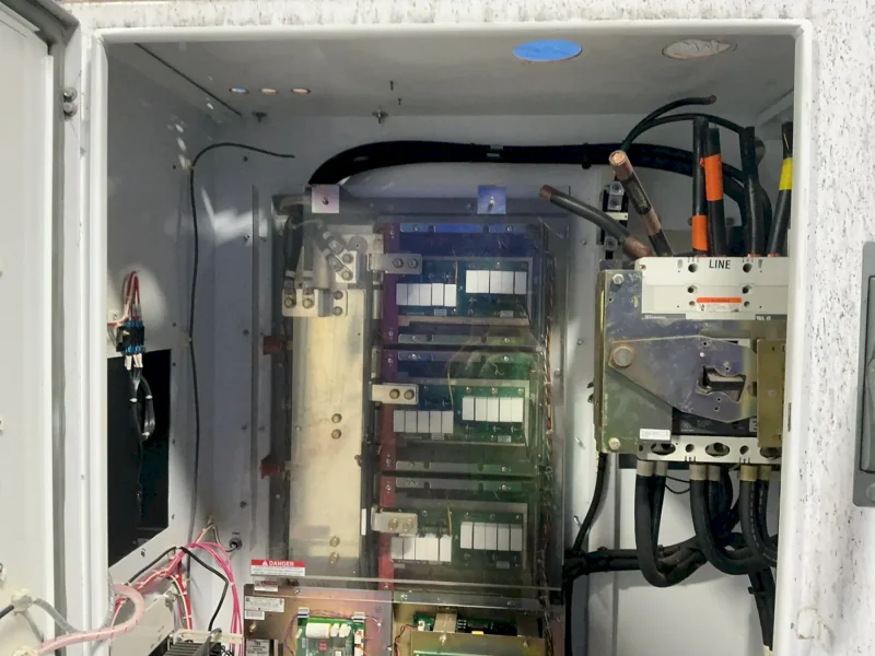 ALLEN-BRADLEY 1336 PLUS II SENSORLESS VECTOR VARIABLE FREQUENCY DRIVE  -  1336F-BP300-AN-EN909-L6-NCM-MX909