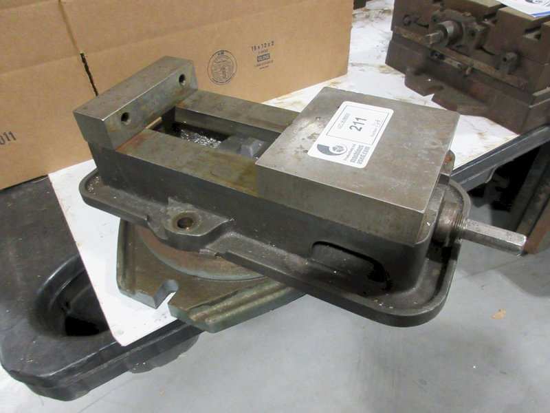 Kurt D-60 6" Machine Vice w/ Swivel Base- Auction Item