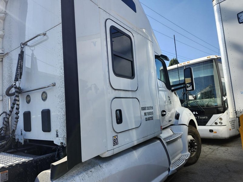 Kenworth T680 76-Inch Sleeper Semi Truck, 2020 – PACCAR MX-13 – Automatic – 578,704 Miles