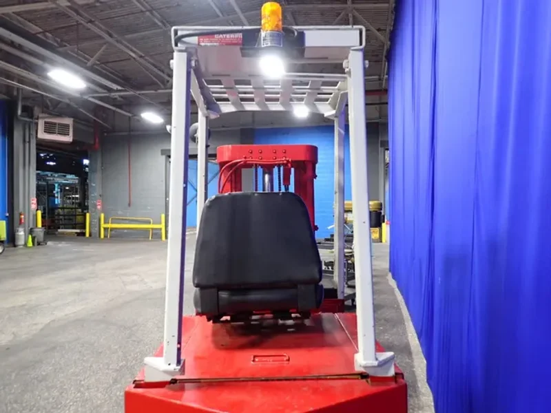 CATERPILLAR 3000 LBS ELECTRIC FORKLIFT  -  MC30
