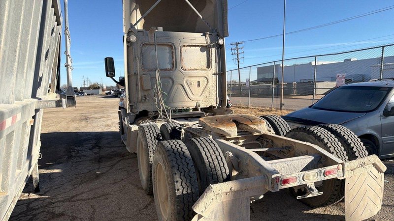 Freightliner Cascadia Semi Truck, 2018 – Non-Runner, No Keys, For Repair or Parts, Day Cab/Sleeper