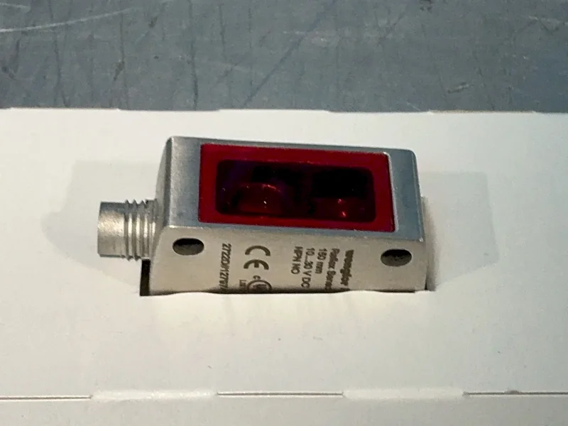 WENGLOR PHOTOELECTRIC REFLEX SENSORS WITH BACKGROUND SUPPRESSION  -  P2KH018