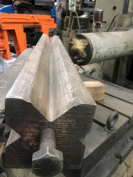 52&#039; 4 WAY PRESS BRAKE DIE WITH DIE HOLDER: STOCK #66603