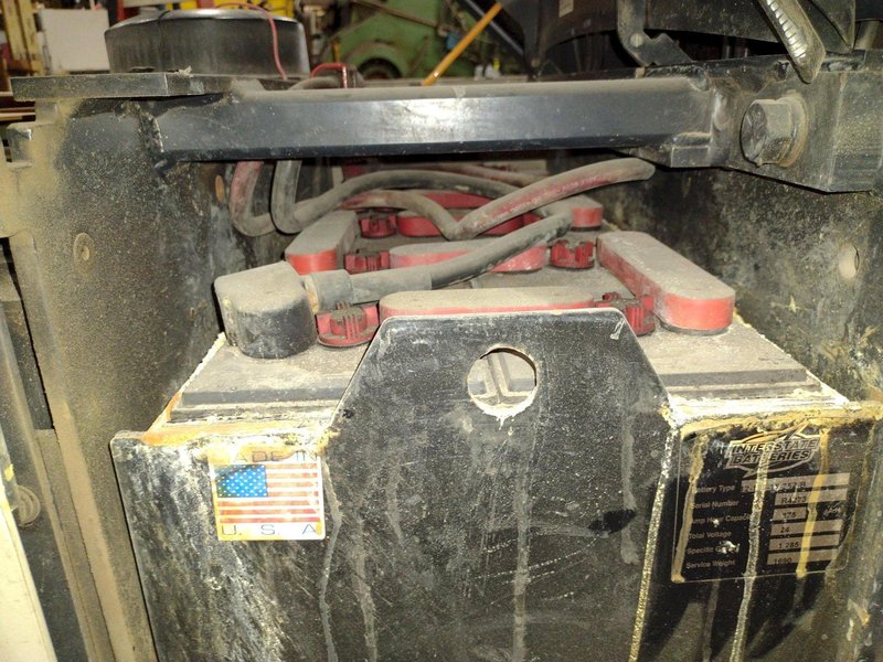 CROWN ORDER PICKER FORKLIFT: YOBRO #25680