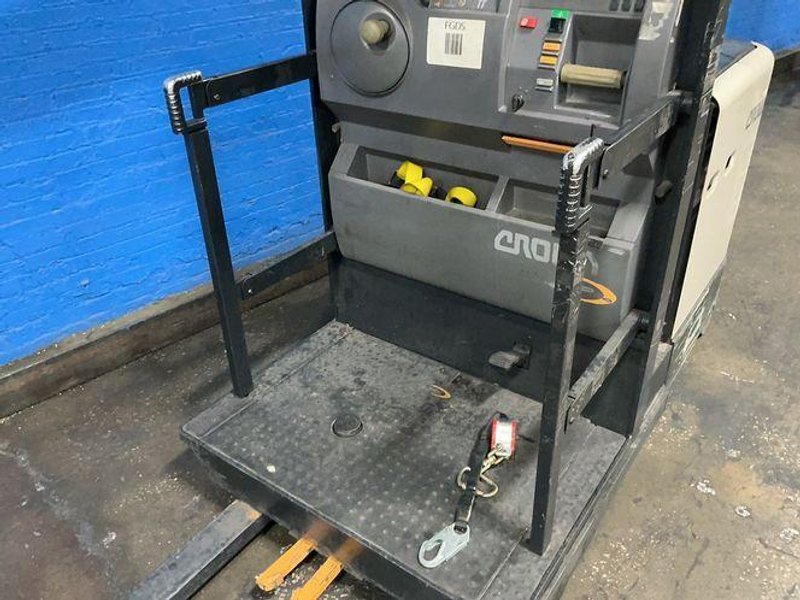 Crown 3000 Lbs Electric Order Picker - Sp3510-30