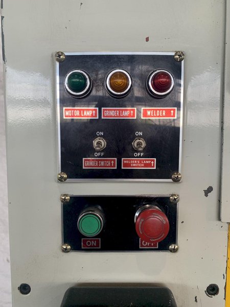 KBC MACHINERY BAV-700PF VERTICAL BANDSAW W/ POWERFEED. STOCK #0679824