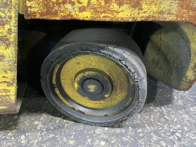 HYSTER 5600 LBS PROPANE FORKLIFT  -  S60XL