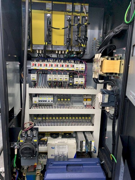 2014 DOOSAN MYNX 5400 with Chip Conveyor Vertical Machining Center