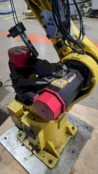 FANUC M-16i ROBOT ARM AND RJ-3 CONTROLLER W/ PENDANT USED 1999