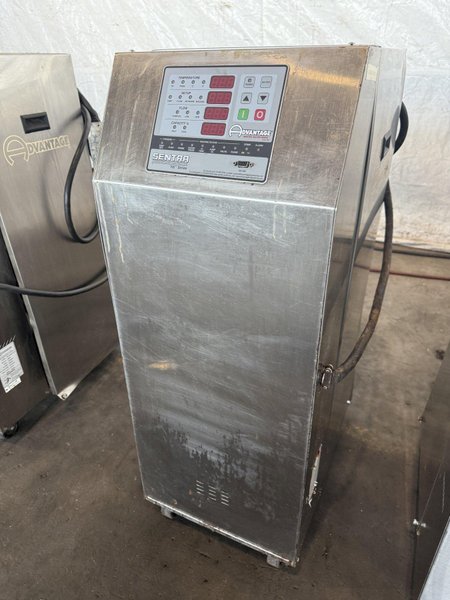 ADVANTAGE ENGINEERING WATER-CIRCULATING TEMPERATURE CONTROL UNIT. STOCK # 1115924