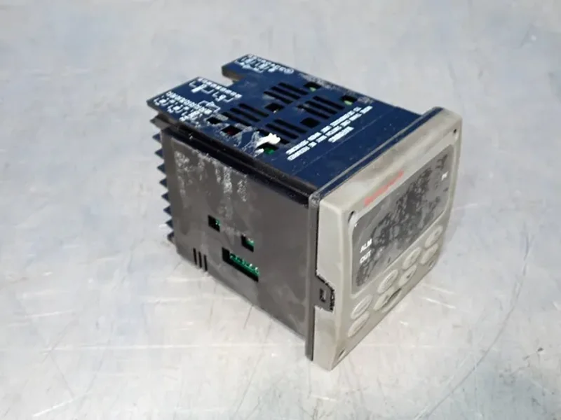 Honeywell  Udc2500 Controller  - Dc2500-ee-1a00-z10-00000-00-0
