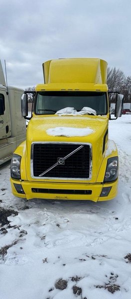 2016 Volvo VNL 760 Sleeper Semi Truck – Volvo D13 455HP, I-Shift 12-Speed Automatic, 77″ High-Rise Sleeper, Tandem Axle Highway Tractor