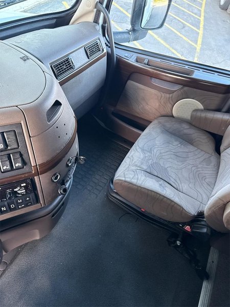 VOLVO VNL64T780 - Trucks