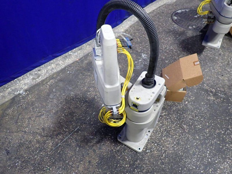 OMRON ADEPT INDUSTRIAL ROBOT   -  ECOBRA 600