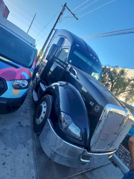 Kenworth T680 Sleeper Truck, 2019