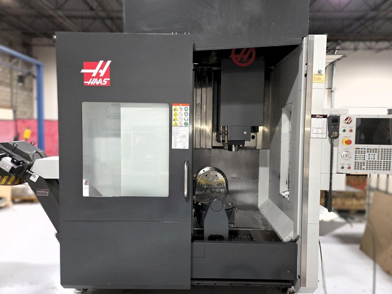 Haas UMC-750SS 5-Axis 2018 with: 5th Axis, 12k RPM Spindle, Through Spindle Coolant, 40 ATC,  Probing, Chip Conveyor, and Coolant Tank.