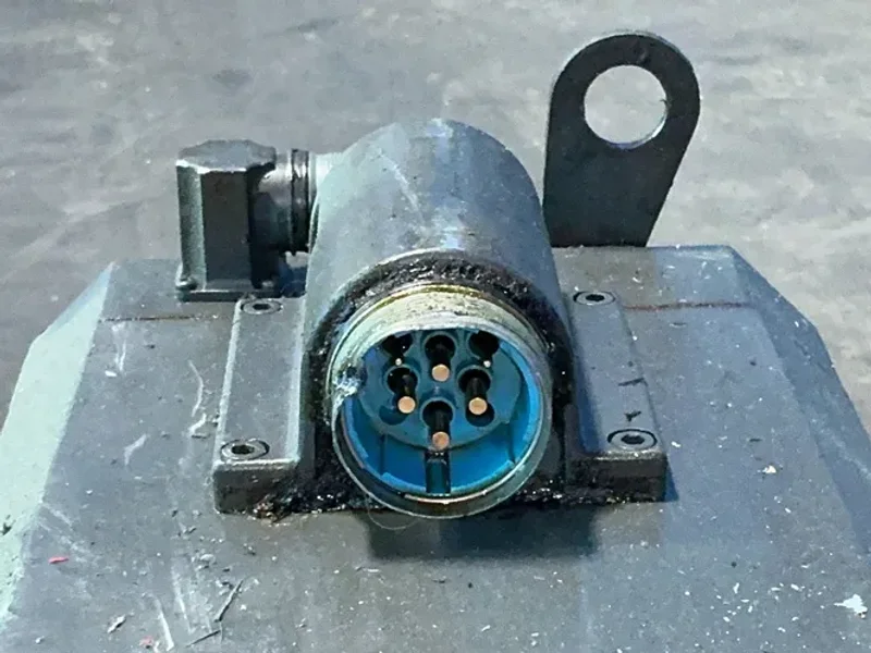SIEMENS 2000RPM SERVO MOTOR  -  1FT6105-1AC71-4AG1