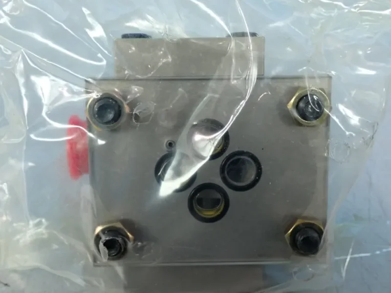MOOG SERVO VALVE  -  J076-019