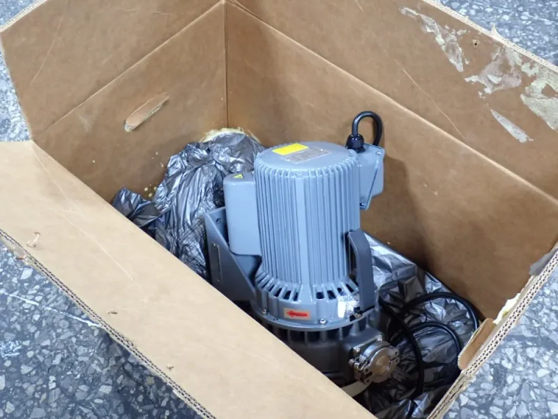 LEYBOLD .4 KW VACUUM PUMP  -  SC15D