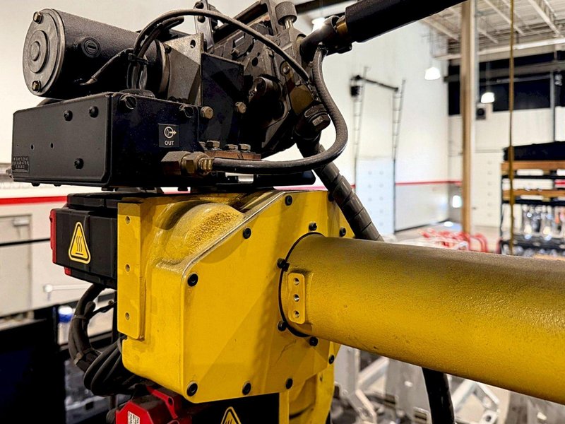 Lincoln Electric ArcMate 120iB/10L Drop-Center Weld Cell