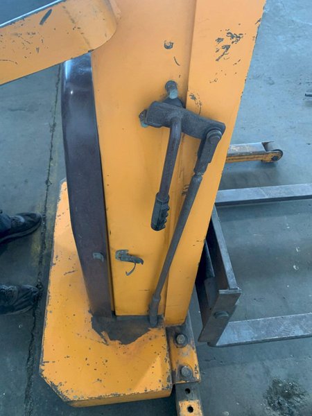 1,500 LB BIG JOE 1518-T-12 ELECTRIC LIFT. STOCK # 0873824