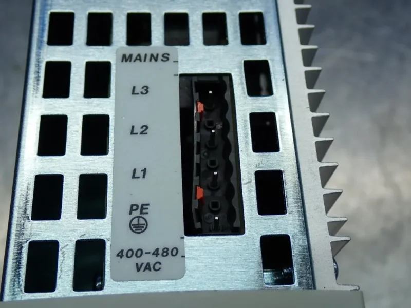 ALLEN BRADLEY 1.0KW, 2.0A OUTPUT, 2.7A INPUT KINETIX SINGLE-AXIS SERVO DRIVE  -  2097-V34PR3-LM