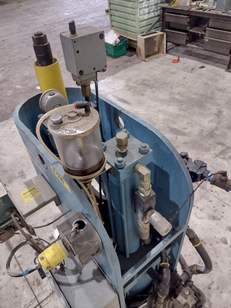 5.5 TON AIR HYDRAULICS MODEL #C-300 PNEUMATIC PRESS 6" STROKE: STOCK #20660