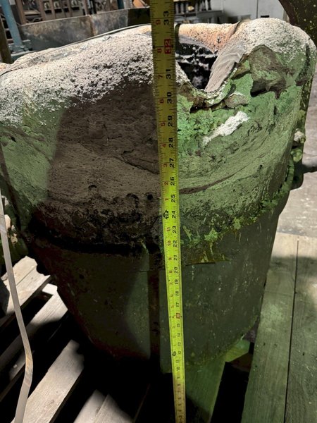 Modern 28&quot; geared lip pour ladle, 28&quot; diameter x 28&quot; deep