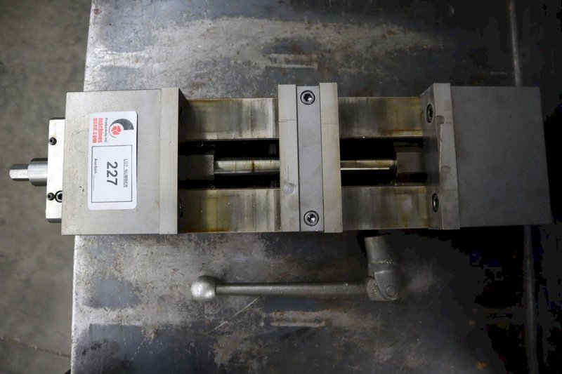 Kurt DL-600 Double Lock 6" Machine Vise with Hard and Handle- Auction Item