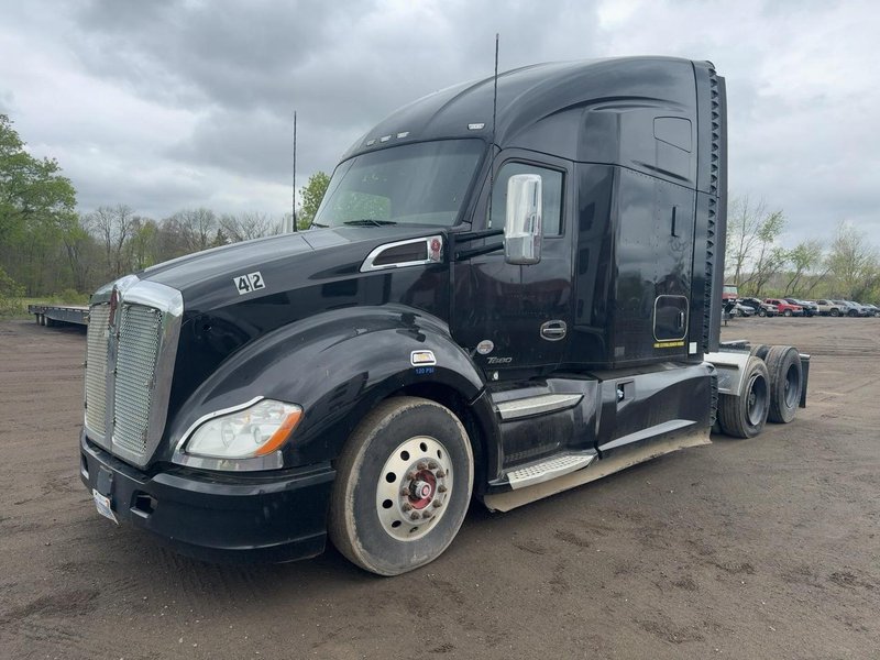 2020 Kenworth T680 76″ Sleeper – PACCAR MX-13 455HP – Eaton 12-Speed Auto – Double Bunk