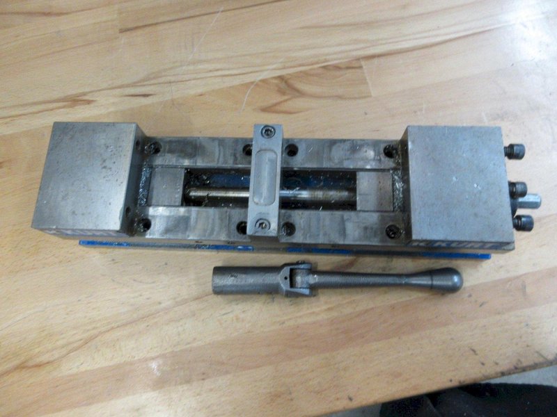 Kurt DL-400 4&quot; Machine Vise with Handle- Auction Item