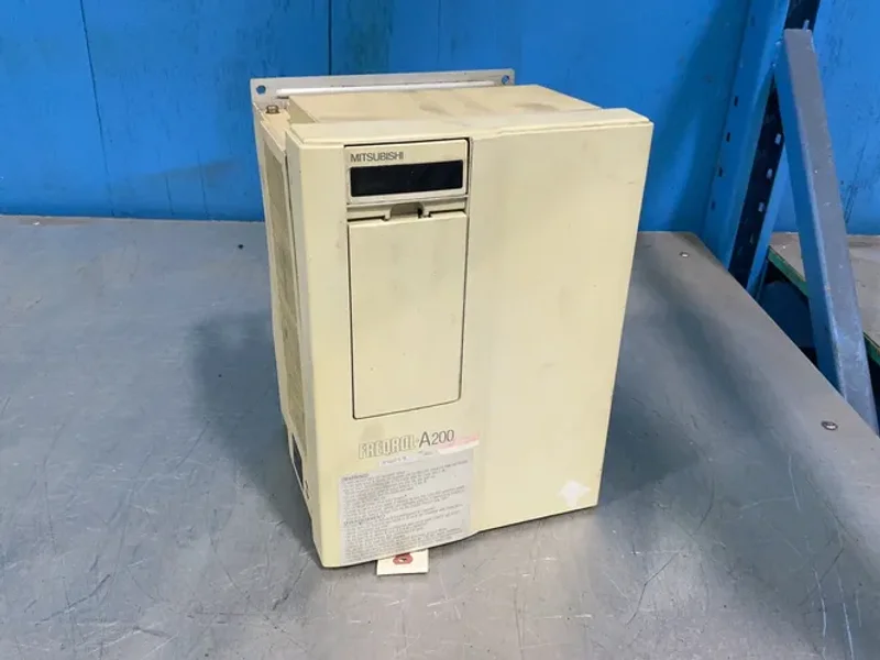 MITSUBISHI FREQROL-A200 AMP INVERTER 5K-U3  -  FR-A220-5.5K-U3