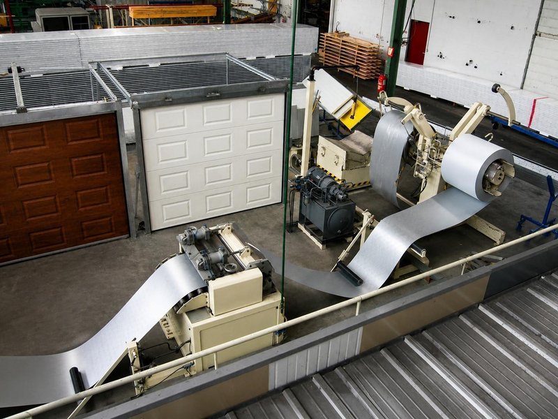 Jensen - Sandwich panel line for sectional gates