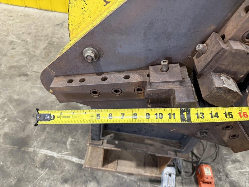 1,250 LB STINGER MODEL #P-1250 PIPE WELDING POSITIONER WITH 30" GRIPPER CHUCK: YOBRO #25216