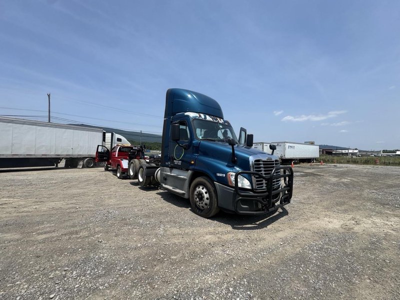Freightliner Cascadia 125 Day Cab Semi Truck, 2018 – Detroit DD15 Diesel, Tandem Axle, 52,000-Lb GVWR